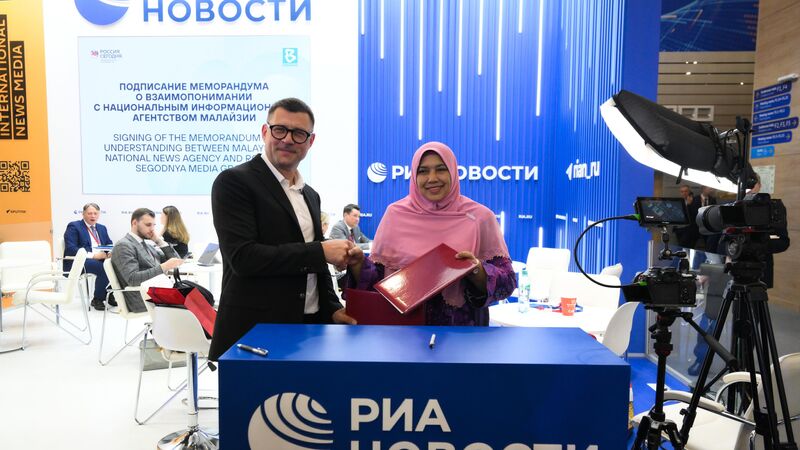 Первый заместитель главного редактора "России сегодня" Сергей Кочетков и исполнительный директор новостного агентства Малайзии Bernama Нур-Уль Афида Камалудин, Первый заместитель главного редактора "России сегодня" Сергей Кочетков и исполнительный директор новостного агентства Малайзии Bernama Нур-Уль Афида Камалудин, - «Россия сегодня», 800, 20.06.2025