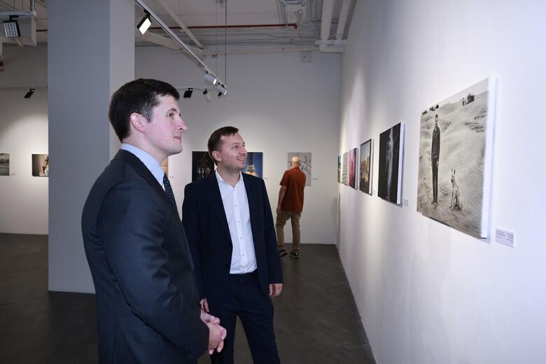 Выставка работ лауреатов Конкурса Стенина впервые открылась в Катаре Выставка работ лауреатов Конкурса Стенина впервые открылась в Катаре - «Россия сегодня», 780, 25.09.2025