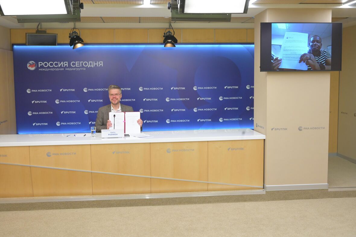 Церемония подписания соглашения с ботсванской газетой The Midweek Sun Церемония подписания соглашения с ботсванской газетой The Midweek Sun - «Россия сегодня», 1180, 20.11.2025